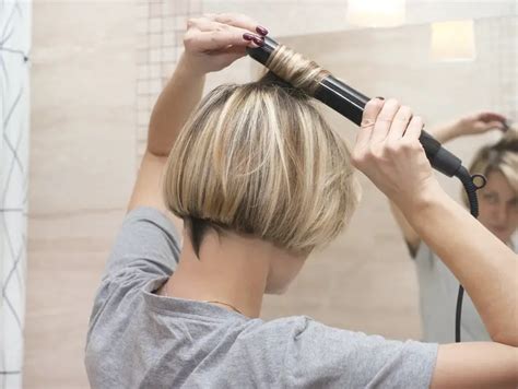 5 Easy Steps to Curl your Short Hair with a Curling Iron