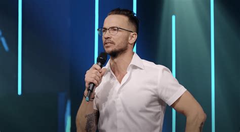 Hillsong pastor carl lentz - lomiclip