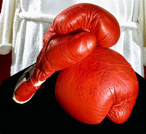 Muhammad Ali's boxing gloves | Smithsonian Institution