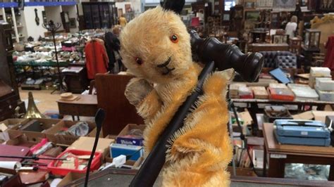 Vintage Sooty TV puppet sells for more than £1,000 - BBC News