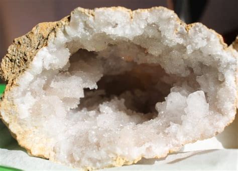 How to Tell if a Geode is Dyed: All You Need to Know – How to Find Rocks