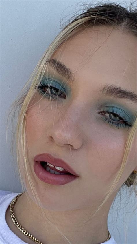 maddie ziegler in blue eyeshadow | Idee per il trucco, Idee di moda, Trucco