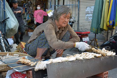 Exploring Phnom Penh Markets - Cambodia Begins at 40