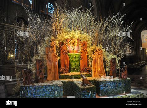 The interior of Notre Dame cathedral Stock Photo - Alamy