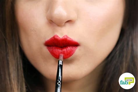 How to Apply Lipstick Correctly (Step-by-Step Guide with Pictures ...