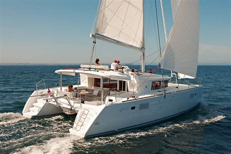 How to sail a catamaran? Read our catamaran sailing tips