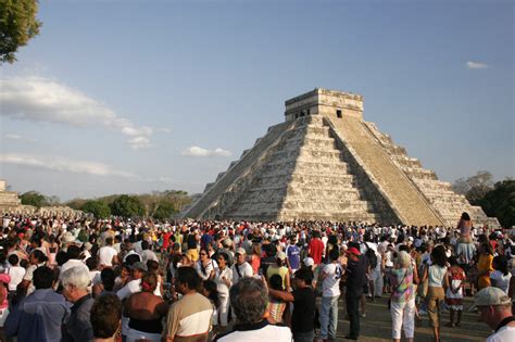 Equinox at Chichen Itza | The crowd watches the serpent desc… | Flickr