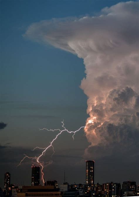 A Striking Photo of an Enormous Cumulonimbus Cloud over Tokyo by ...