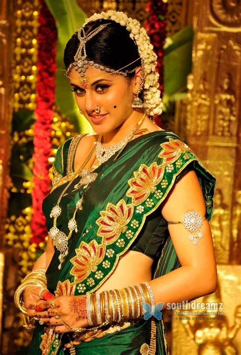 Sexclusive Stills: Tapsee Pannu Beautiful in Pattu Saree