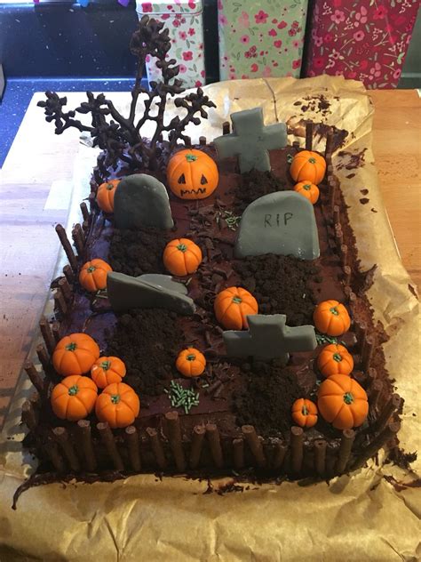 Halloween graveyard cake … Graveyard Cake Halloween, Halloween Sweets ...