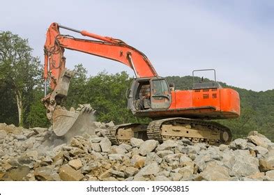 Large Track Hoe Excavator Digging Out Stock Photo 195063815 | Shutterstock