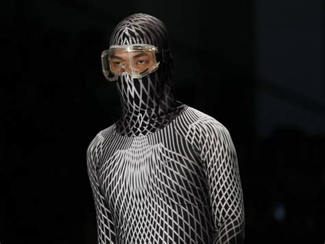 Pollution chic: China's smog prompts face masks on Fashion Week runways ...