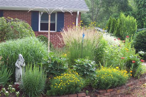 2013 Ornamental grasses are a great backdrop. Small Front Yards ...