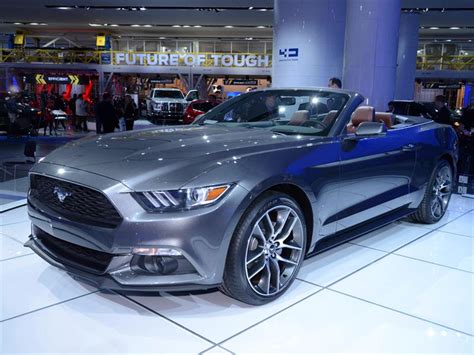 Ford Mustang Convertible 2015, pony al aire libre