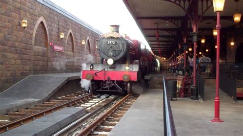 Hogwarts Express arriving Hogsmeade station Universal Orlando Diagon ...