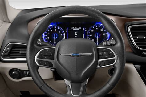 2021 Chrysler Voyager: 16 Interior Photos | U.S. News