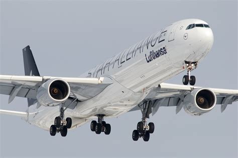 File:Lufthansa Airbus A340-600 on short final, Toronto Pearson runway ...