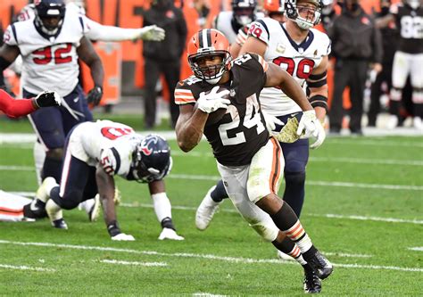 Nick Chubb continues climb up ladder of best RBs in Browns history