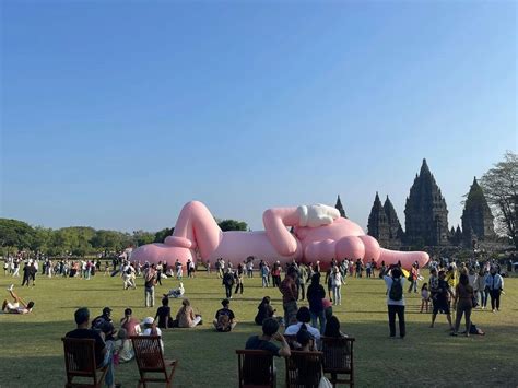 Patung KAWS Sepanjang 45 Meter Hadir di Candi Prambanan