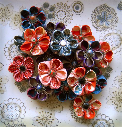 Kimono Reincarnate: How to Make Japanese "Kanzashi" Style Flower Brooches