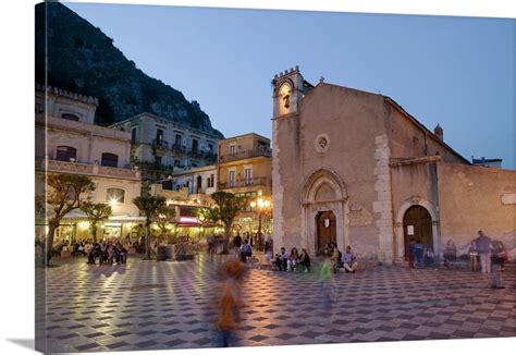 Town square lit up at dusk, Piazza IX Aprile, Taormina, Sicily, Italy ...