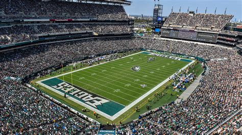 Eagles welcome back fans to Lincoln Financial Field in a limited ...