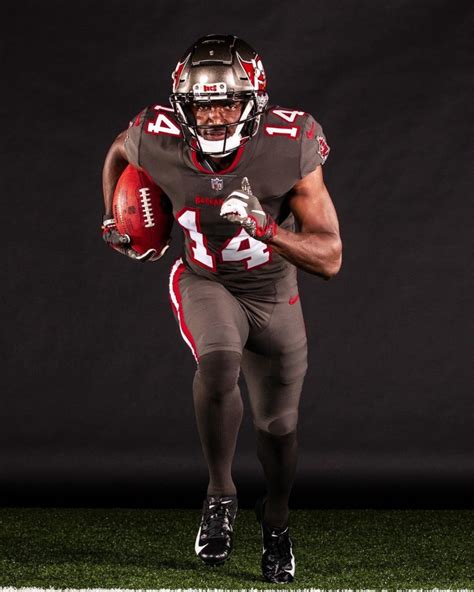 Tampa Bay Buccaneers Unveil New Uniforms (VIDEO)