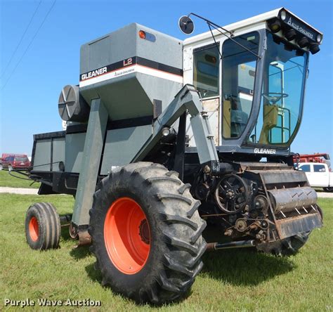 1981 Gleaner L2 combine in Emmett, KS | Item DH4492 sold | Purple Wave