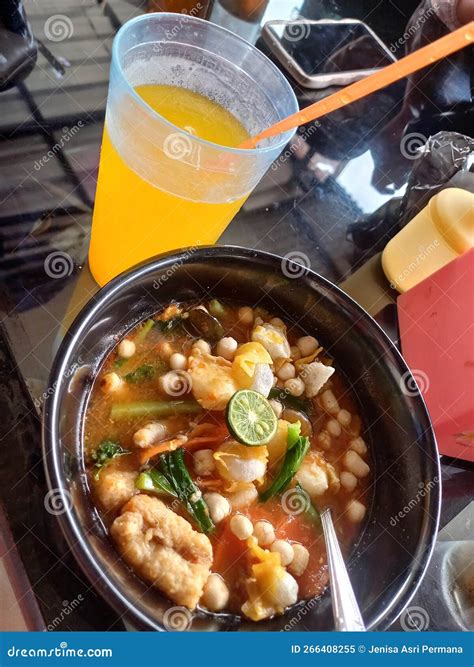 Seblak, Indonesian Spicy Food Stock Image - Image of breakfast, seafood ...