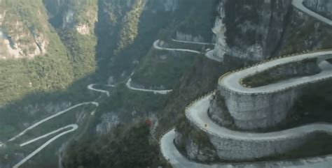 Beautiful and scary 99 Bending Road in Tianmen Mountain