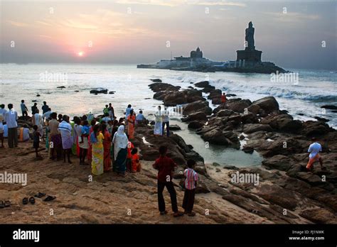 Vista sobre Vivekananda Memorial Rock , desde la orilla en Kanyakumari ...