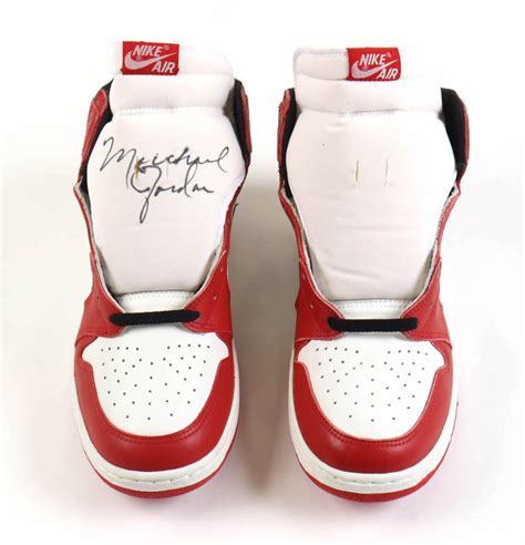 Michael Jordan Signed Authentic 'Player Sample' 1985 Air Jordan 1's ...