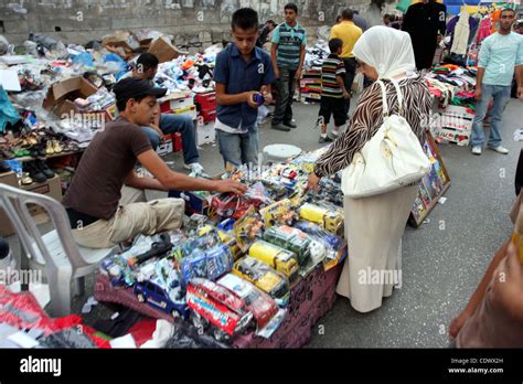 Aug. 29, 2011 - Ramallah, West Bank - Palestinian Muslims shop in ...