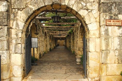 The Alamo in San Antonio - A Historic Texan Landmark - Go Guides