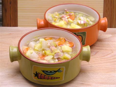 Soupe paysanne aux morceaux de légumes et lardons