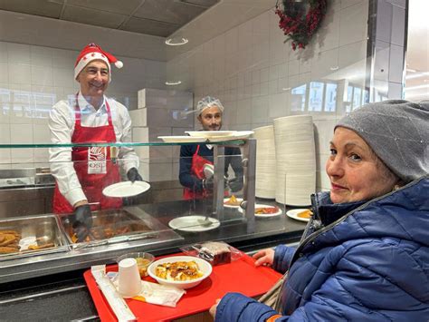 Il sindaco di Milano serve in mensa ai bisognosi a Natale