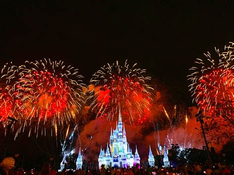 VIDEO: Fantasy in the Sky New Year's Eve Fireworks 2019 at the Magic ...