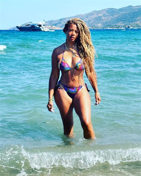 Kelis flaunts body in a bikini amid rumored Bill Murray romance