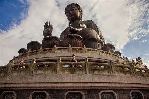 sending postcards: Tian Tan Buddha