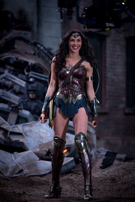 Gal Gadot on the set of Batman v Superman (2016). Wonder Woman Art, Gal ...