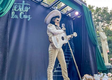 This Is NOT a Drill. Ernesto de la Cruz From 'Coco' Is in Disneyland ...