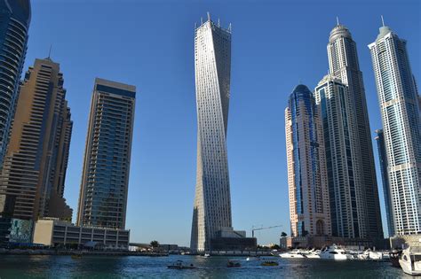 Cayan/Infinity Tower in Dubai | Arquitetura de dubai, Dubai, Construindo