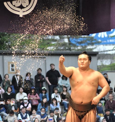 Yokozuna Hakuho Throwing Salt at Outdoor Sumo in Tokyo[OC][2426x2568 ...