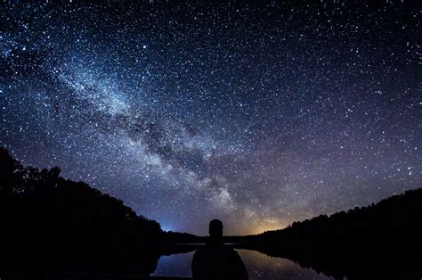 Jeune fille Provisoire proche ciel etoilé rester Saleté Neuvième