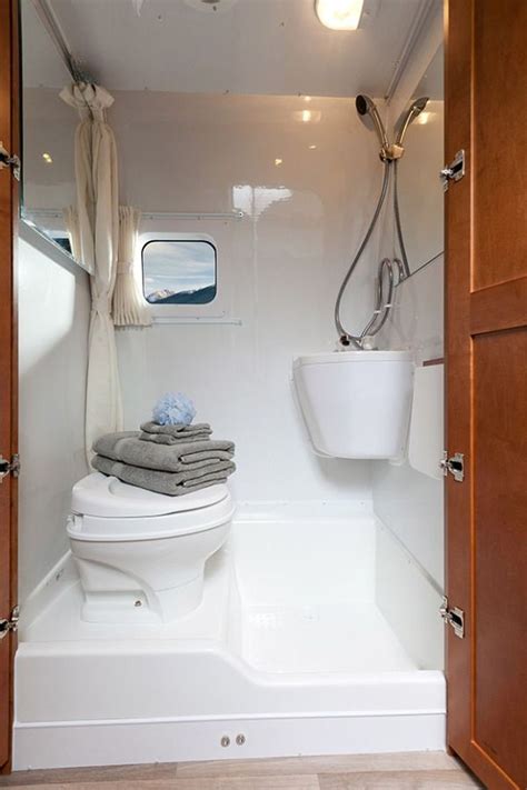 45+ Inspiring Rv Bathroom Makeover Design Ideas | Tiny house bathroom ...