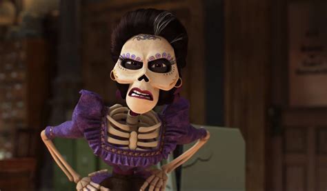 Mama Imelda from Coco cosplay idea | Películas de pixar, Pixar, Coco ...