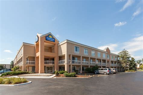 Days Inn & Suites by Wyndham Warren | Warren, MI Hotels