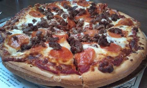 Large pizza with pepperoni and ground beef – derryX.com