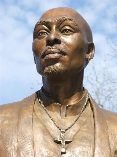 Tupac Shakur Statue