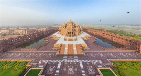 Aerial view of Swaminarayan Akshardham — the world's largest Hindu ...